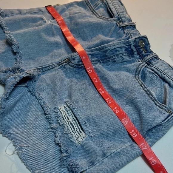 Urban Outfitters BDG‎  cut off's. Size 27. Slightly Distressed. - Picture 11 of 11